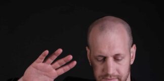 חוויה מסתורית שמושכת את הקהל לתוך עולם הקסם של אמן חושים אמן חושים