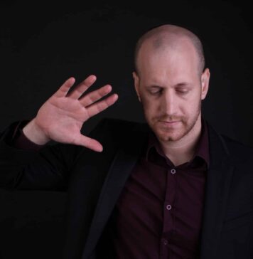 חוויה מסתורית שמושכת את הקהל לתוך עולם הקסם של אמן חושים אמן חושים