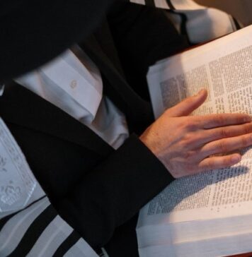 כיסוי לטלית עם רקמה: יופי ומסורת